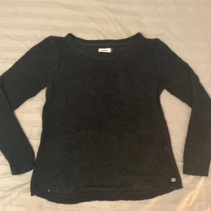 Stickad tröja - Superfin stickad tröja( den är ganska brett stickad vilket gör att det syns lite igenom tröjan)🥰den är i storlek M men skulle säga att den passar en S också☺️