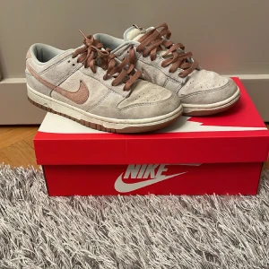 Nike dunk - Ett var Nike dunk som är jätte sköna och i bra skick, har du några frågor skriv till mig