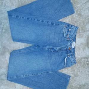 Ett par straight 90's jeans som har en bra passform, endast testad. Jättefin färg!💙