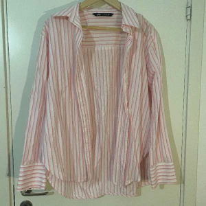 Zara skjorta - Använd ett fåtal gånger och är i jättebra skick! Oversized så passar S/M/L