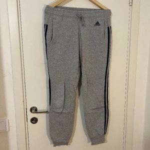 Adidas mjukisbyxor  - Använda ett fåtal gånger och är i jättebra skick! Säkjer även matchade tröja.