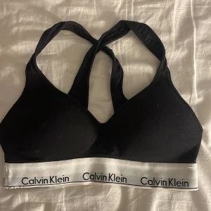 Bh - Svart Calvin Klein bh som är använd fåtal gånger men i nytt skick. 