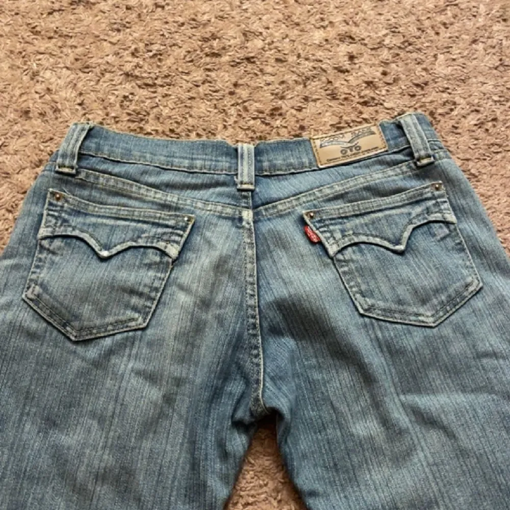 Säljer dessa skit snygga Lågmidjade jeans som är köpta från en person  på plick då de var för korta för mig tyvärr, men jag skulle säga att dom passar någon som är 160. Jeansen är i fint skick skriv gärna för mer bilder privat 😊pris går att diskuteras!. Jeans & Byxor.