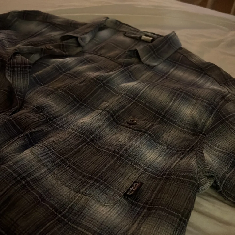 Patangonia tröja med knappar med vänster bröstficka  passar M/L lite oversized/baggy. Skjortor.