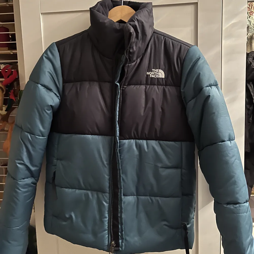 Nästan helt oanvänd North Face jacka i modellen Saikuru. Storlek XS, 1200+frakt. Takit.