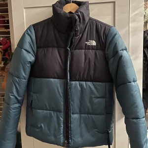 North Face Jacka - Nästan helt oanvänd North Face jacka i modellen Saikuru. Storlek XS, 1200+frakt