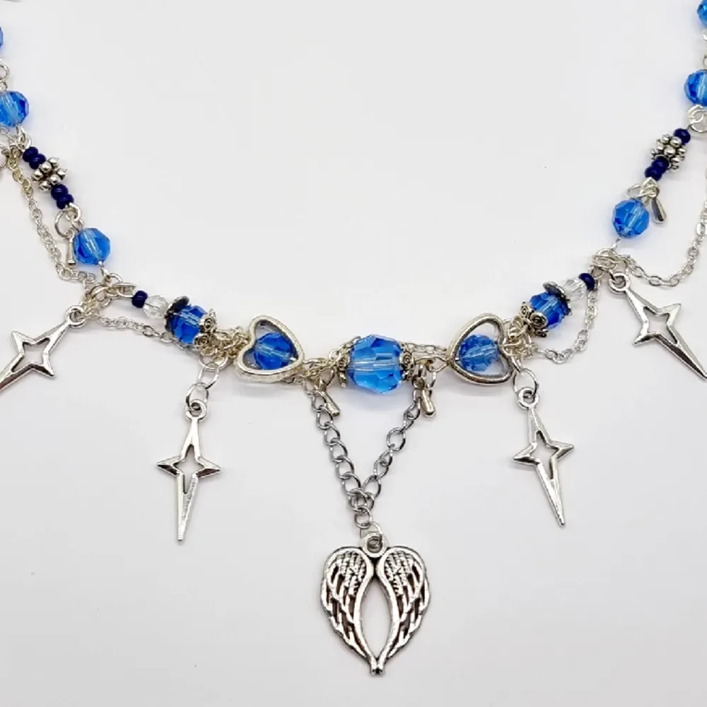Handgjort halsband och exklusiv design🖤 💎Material-Swarovski kristal och zinklegeringar och glas.Längd: 40cm + 3cm, priset-190kr. Accessoarer.