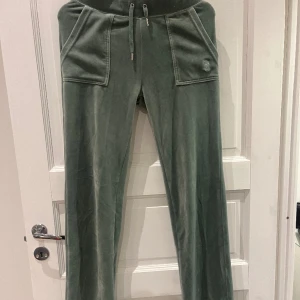 juicy byxor  - säljer mina gröna juicy byxor som är i väldigt bra skick! 💘(pris kan diskuteras vid snabbt köp)