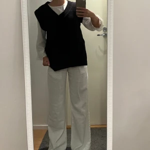 Svart stickad väst - Plagget är i mycket fint skick då den endast är använd ett fåtal gånger 💖