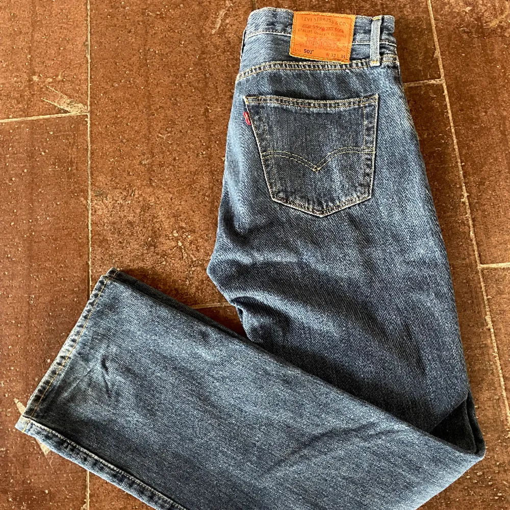 Oanvända 501,  Säljer pga vad stora för mig,  Är i väldigt bra skick,  W33 L34,. Jeans & Byxor.