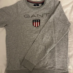 Gant tröja - Grå Gant tröja i bra skick🩷står bara storlek 170cm, 15år🩵