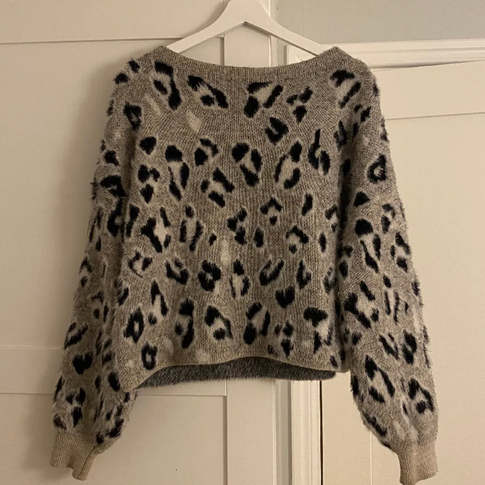 Säljer denna skit snygga skickade leopard tröjan då den inte kommer till användning! Den är i storlek 10 vilket motsvarar en 38 men passar någon som har storlek S/M skulle jag säga! Hör gärna av dig om du har några funderingar!💓. Tröjor & Koftor.