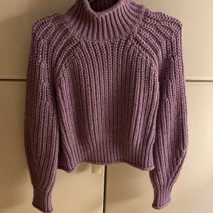Lila stickad tröja  - En lila stickad tröja från hm i superfint skick, endast använd ett fåtal gånger💜kan fixa fler bilder om så önskas. Frakt tillkommer! 