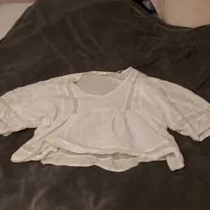 Vit blus - Knappt använd