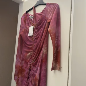 & other storys klänning  - Helt ny supersnygg klänning med fint mönster. Stl 38