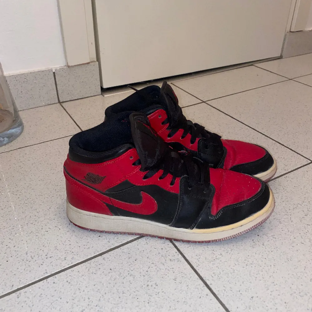 Air Jordan 1 Mid Banned. Äkta, köpta från SOLDOUT men har inte kvittot kvar. Köpte de för 2 år sedan för 2200kr. Säljer för att de inte kommer till använding🌸Bra skick. Skor.