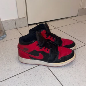 Jordan 1 - Air Jordan 1 Mid Banned. Äkta, köpta från SOLDOUT men har inte kvittot kvar. Köpte de för 2 år sedan för 2200kr. Säljer för att de inte kommer till använding🌸Bra skick