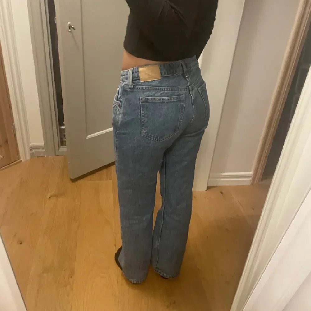 Säljer dessa trendiga lågmidjade jeans från Weekday i modellen 