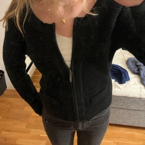 Kofta med dragkedja  - Jättefin kofta från isolde med fejk fickor och dragkedja❣️❤️‍🔥