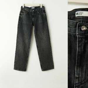 Low waise jeans - Säljer svarta Low waise jeans från Gina då dem inte kommer till användning. Köpta hösten 2022. ( jeansen är i petite så dem är kortare och mindre i storlek). Original pris 499. Kom privat för privata bilder🤍