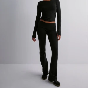 svarta chill pants från lager157 - Svarta vhill byxor som passar till träning, idrott, mjukisbyxor eller att bara ha som vardags. Hör av er❤️