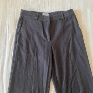 Low waisted kostymbyxor  - Supersnygga lågmidjade raka kostymbyxor från weekday. De är i ett fleecigt material. Perfekt till vintern! 