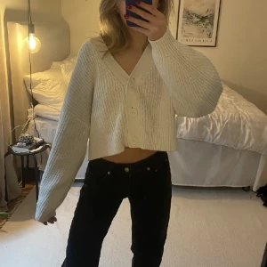 Stickad kofta - Stickad kofta från H&M, fint skick🥰