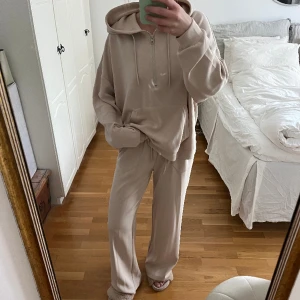 Mjukis set h&m - Mjukis set från h&m i jätteskönt material. Överdel i L och underdel i S men passar mig som är xs/s.