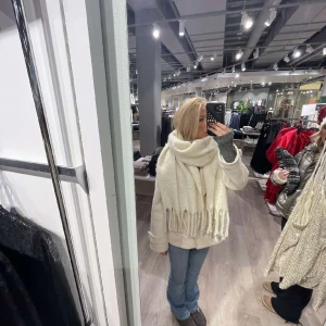 Halsduk Sjal - Säljer min halsduk då jag köpte en annan, jätte snygg och passar till allt, använt några gånger, som ny💕 pris kan diskuteras vid snabb affär