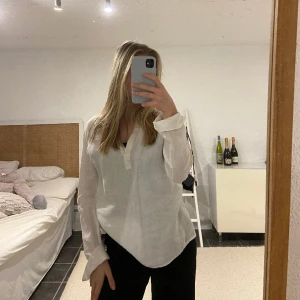 Linneskjorta  - Vit linneskjorta! Säljer pga av att jag inte använder plagget längre. Storlek: XS. Skick: Bra, inte nopprig och knappt använd.