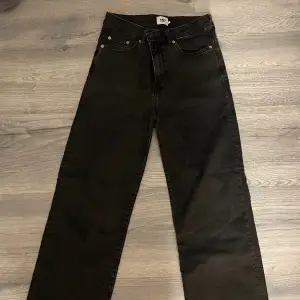 Säljer dessa svarta jättesköna jeans, är i bra skick!😊