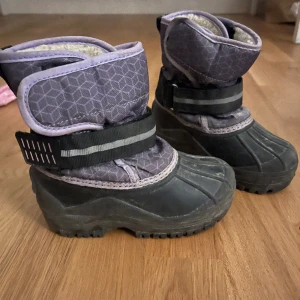 Fodrade stövlar - Använda men hela! Endast smutsiga utanpå. Går enkelt och rengöra med våtservett eller liknande 
