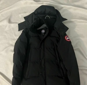 Canada Goose Wyndham (S) - Hejsan, säljer min sprillans nya Canada goose wyndham. Jag har haft den i en månad och den passar väldigt bra men det är dags att sälja den. 