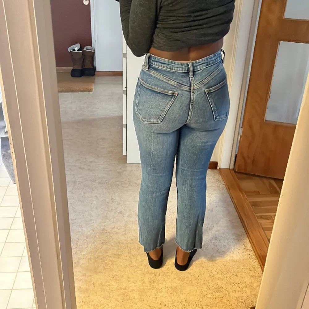 Ett par Zara jeans med korta ben och medelhög midja. . Jeans & Byxor.