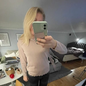 Stickad tröja - Tunn stickad tröja med cool krage. Köpt secondhand för länge sedan men knappt använd av mig. Passar till allt verkligen!!
