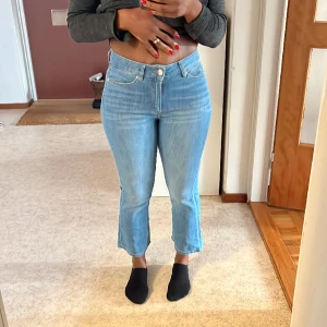 Tomorrow jeans - Ett par medelhöga Tomorrow jeans med korta ben. Helt nya oanvända. 