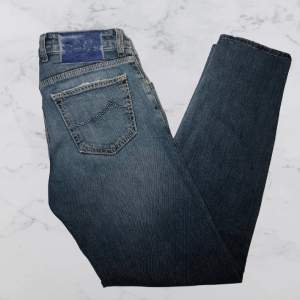 Säljer dessa feta Jacob Cohen jeans. Populära modelen 622! Nypris 5400kr säljer för ett riktgit bra pris på 1099kr. Hör av er vid eventuella frågor!