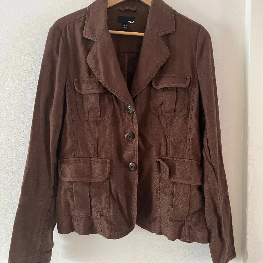 En vintage jacka från H&M i linne. Jätte fin och köpt från stadsmissionen.  Säljer för att den är för stor för mig!. Jackor.