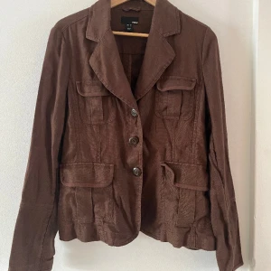 Jacka - En vintage jacka från H&M i linne. Jätte fin och köpt från stadsmissionen.  Säljer för att den är för stor för mig!