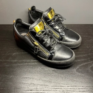 Giuseppe Zanotti skor - Riktigt feta giuseppes i väldigt fint skick❄️ storlek 40 men passar även 40,5. Innersulorna saknas men funkar bra att köra andra sulor🌟  Skriv vid frågor eller funderingar🌟🌟