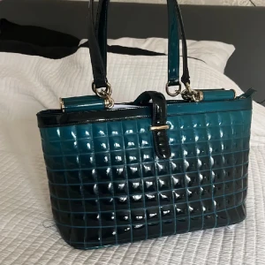 Matmazel väska  - Matmazel väska i ombre blå och svart. Fått så många komplimanger med den. Den är väldigt stadig och hård och viker inte. Har använt så det finns tecken på användning vid nära inspektion men syns inte annars. jag får plats med datorn och annat tillsammans❤️