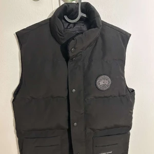 Canada Goose väst storlek S - Äkta Canada Goose väst med black label som bara är använd ett fåtal gånger och ser helt ny ut. Pris går att diskuteras vid snabbaffär.  ( Finns att hämta upp i Tyresö)