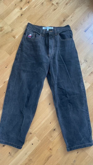 Svarta BigBoys - Säljer mina svarta bigboys i storlek xs. De är aningen för korta för mig som är 173. Byxorna är i perfekt skick utan defekter. Pris kan diskuteras och ändras!! Midjemått: 81 cm, innerben: 74 cm (2:a bilden togs 2021, jag var då 169 cm lång - för refferens