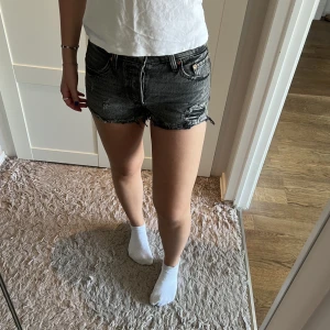 Levis jeansshorts - Säljer mina fina Levis shorts då de tyvärr blivit för små! I perfekt skick och superfin mörkgrå färg. Storlek Xs med medel till låg midja!! (250kr + frakt 66kr)