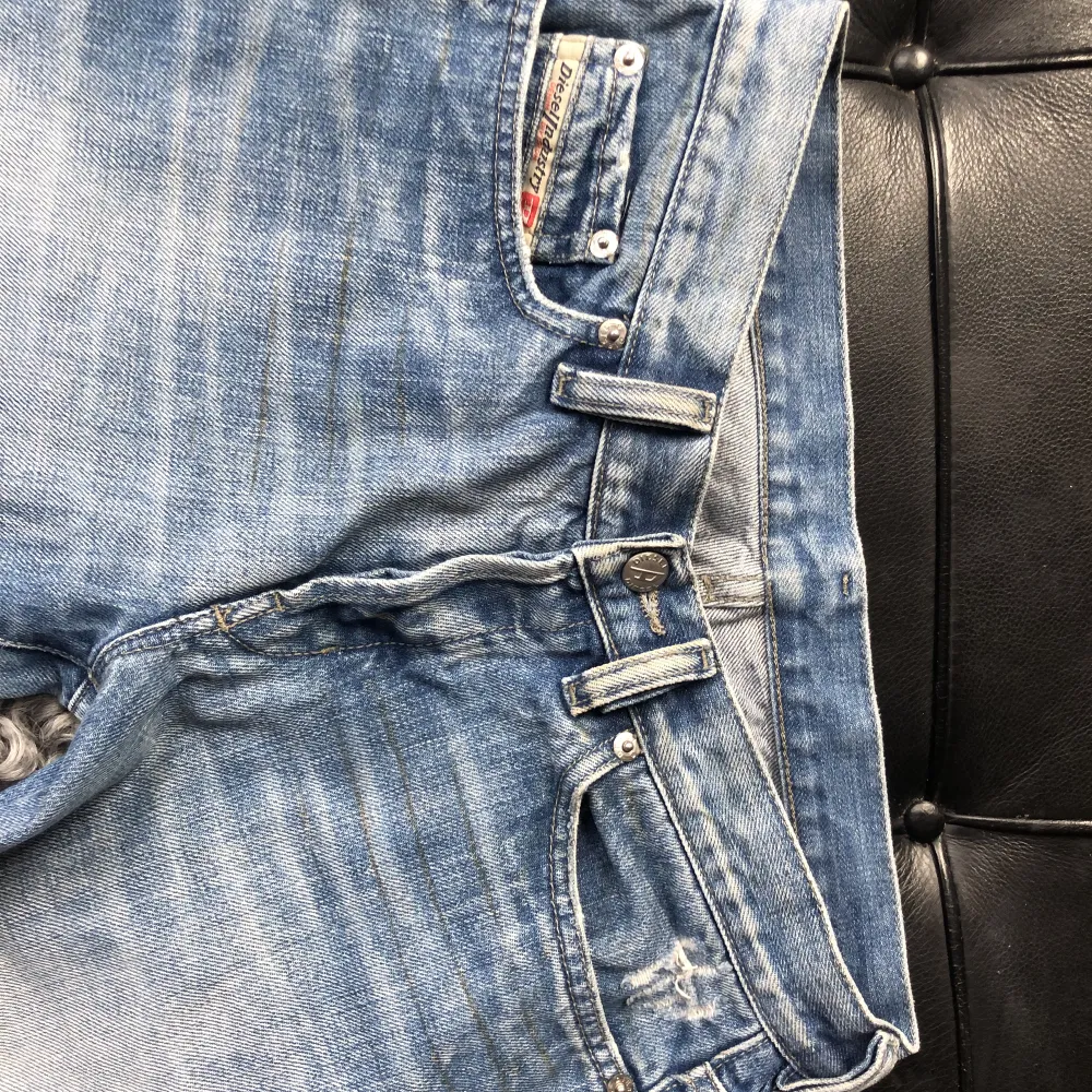 Skitsnygga lågmidjade diesel jeans som tyvärr blivit för små för mig. Hör av dig om du har några funderingar eller frågor‼️ vid snabb affär kan priset diskuteras❤️‍🔥. Jeans & Byxor.