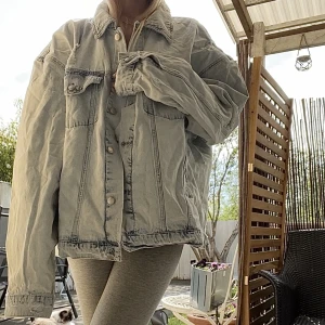 Jeans jacka  - Jeans jacka i strl L!💕 jag är 171 cm lång ❤️ Endast provad då den är lite stor på mig, men perfekt även som oversize fit!✨ köpt på madlady!