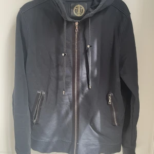 Limitato zip  - Limitato storlek L passar M 9/10  Knappt använd box o sånt finns 