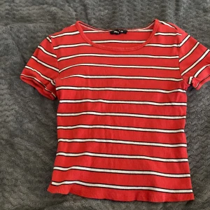 Röd randig T-shirt  - Röd randig T-shirt. Bra skick. M. 