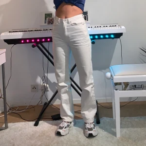 Vita Weekday jeans!! - Vita Weekday jeans i jättebra skick  straight model! 26/32 hög midja. Säljer pga jag vill byta storlek. 