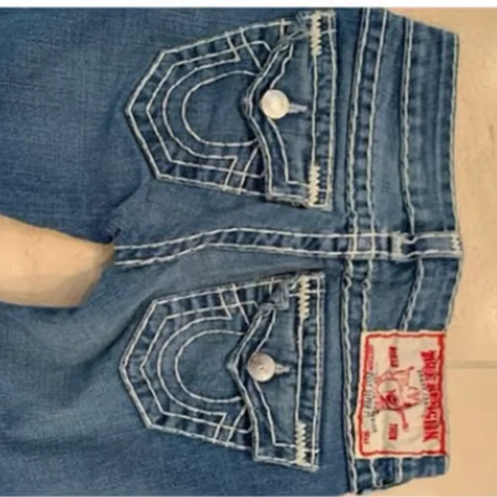 Hej jag söker ett par true religion jeans i storlek 24/25 💋med ett rimligt pris💋. Jeans & Byxor.